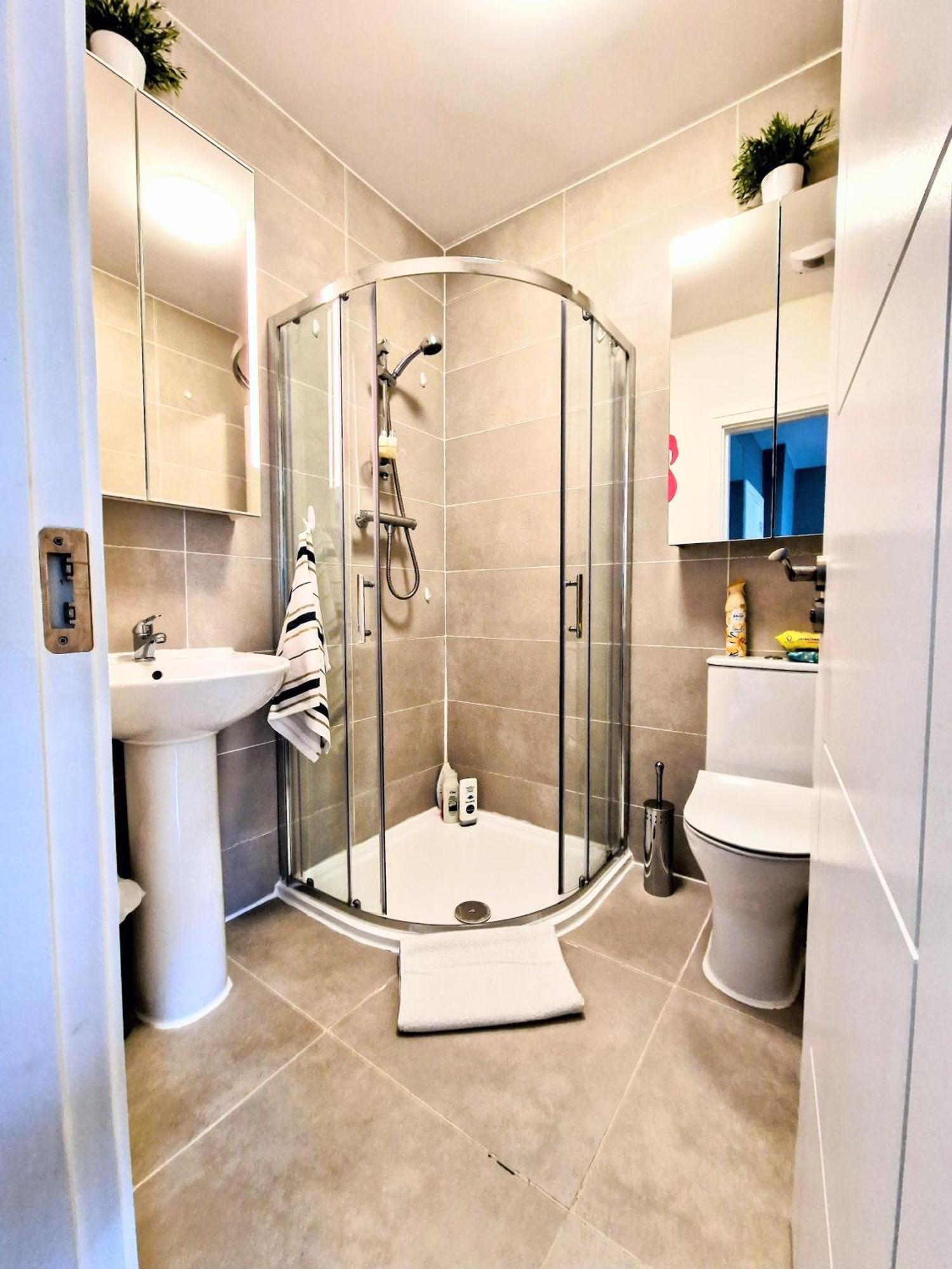Master Bedroom With Ensuite لُكَن المظهر الخارجي الصورة